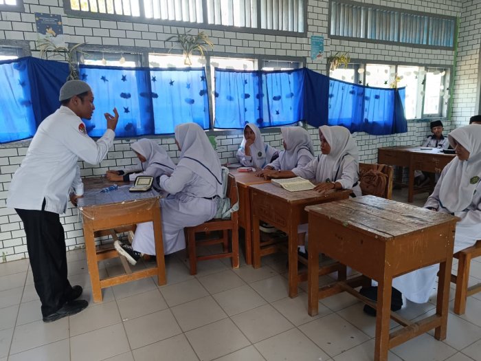The Real Self-Improvement: Seluruh Siswa MTsN 5 Kerinci Ikuti Kelas Tahfidz Pasca Jam Sekolah yang Tetap Eksis! The Real Self-Improvement: Seluruh Siswa MTsN 5 Kerinci Ikuti Kelas Tahfidz Pasca Jam Sekolah yang Tetap Eksis!