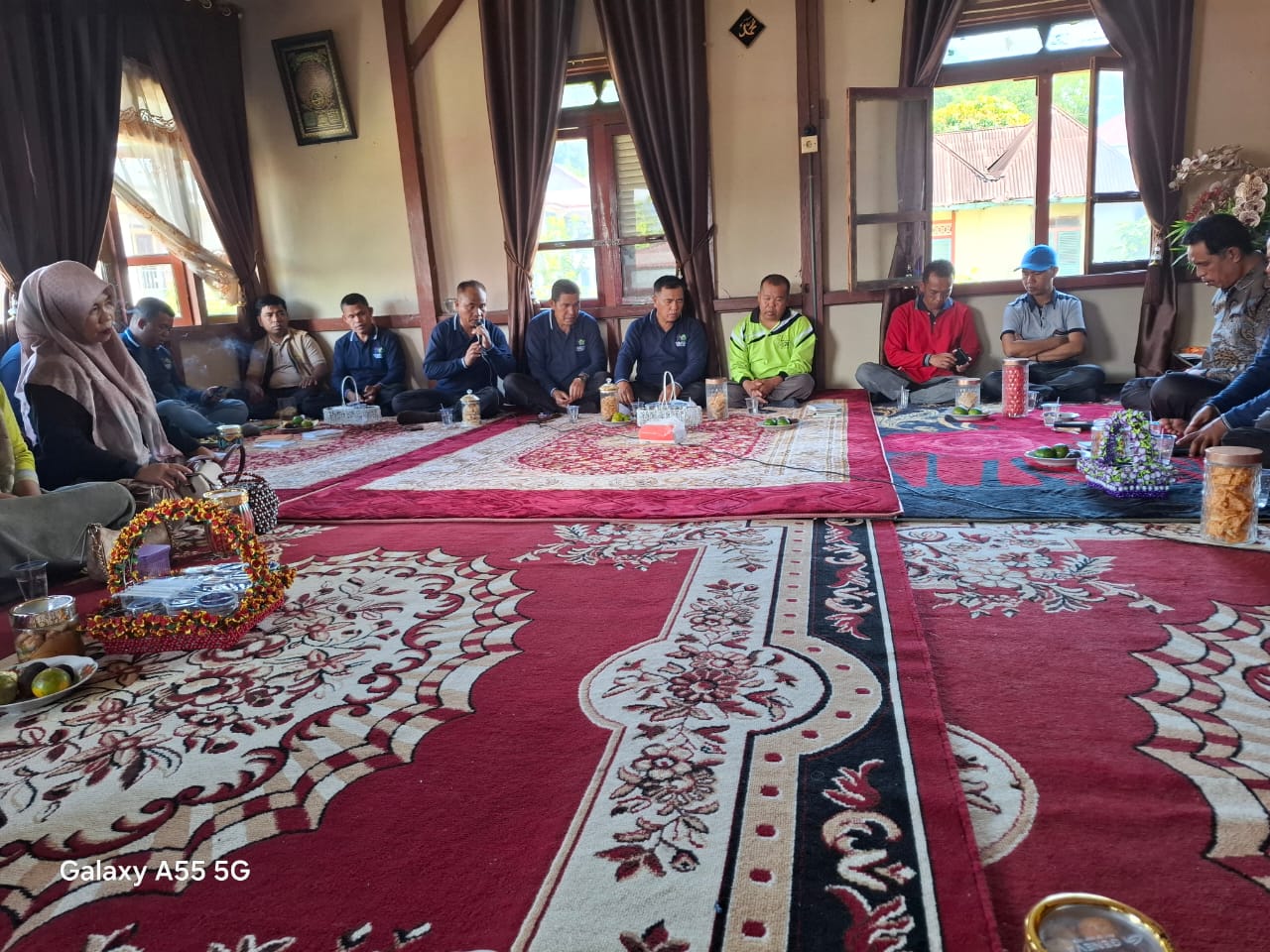 Keluarga Besar MTsN 5 Kerinci Sampaikan Belasungkawa ke Rumah Mertua Ibu Rahmi