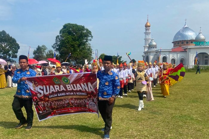 Tampil Beda dengan Busana Adat Kerinci, Marching Band Suara Buana MTsN 5 Kerinci Pukau Penonton Tampil Beda dengan Busana Adat Kerinci, Marching Band Suara Buana MTsN 5 Kerinci Pukau Penonton