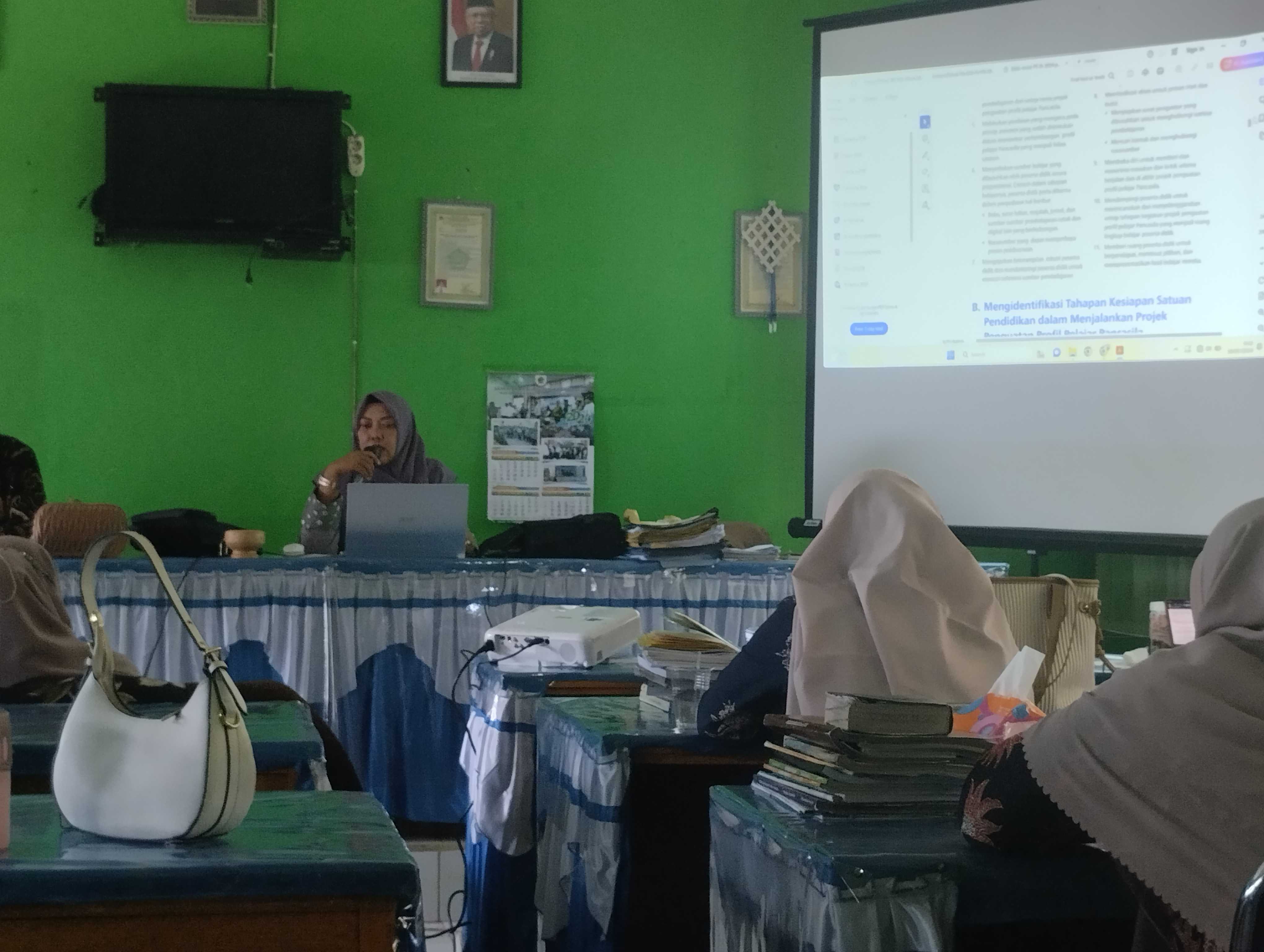 Pelatihan Kurikulum Merdeka Oleh Pengawas Binaan Ibu Mislita, M.Pd